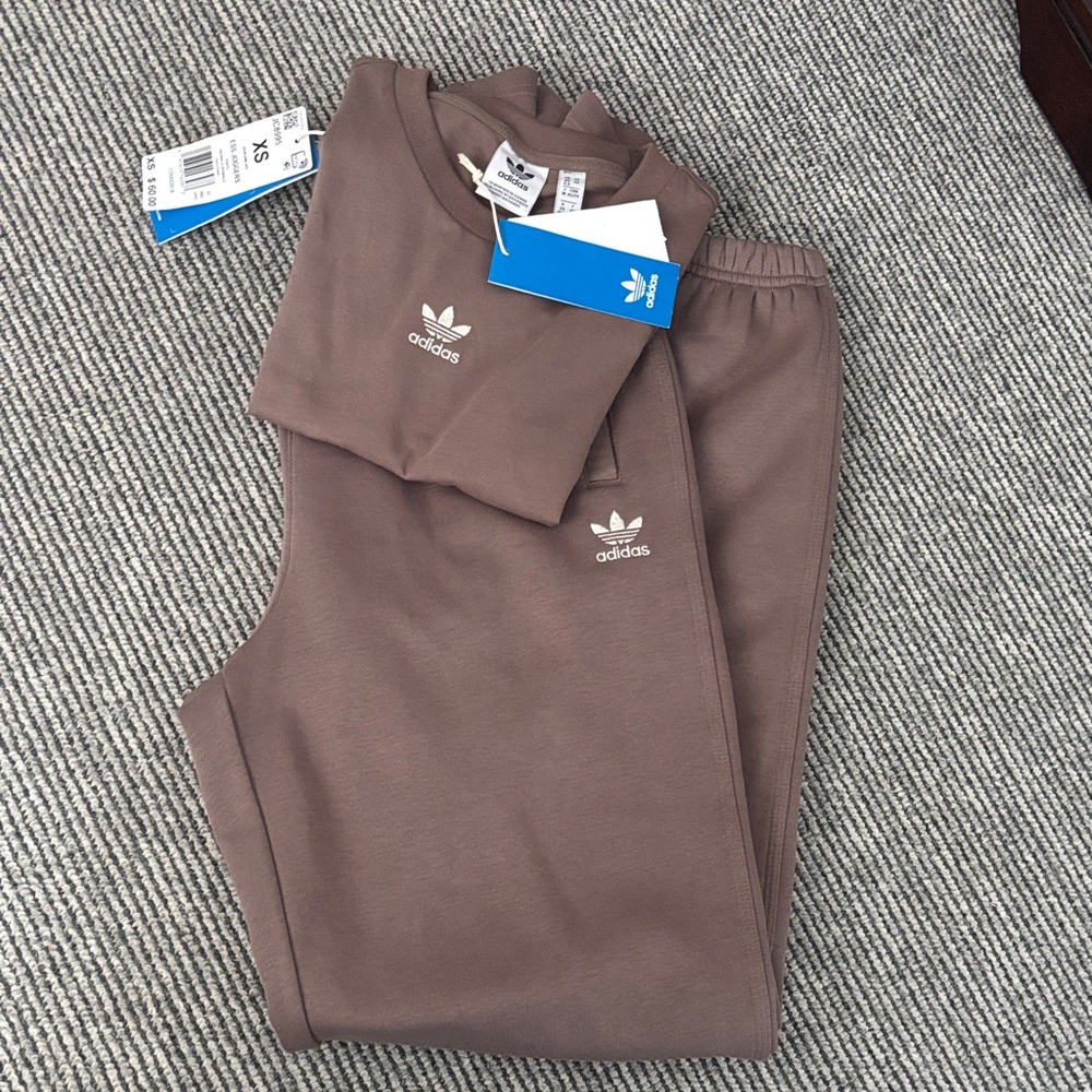 adidas Originals Women's Essentials Fleece Loose Joggers short sleeve tee set